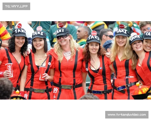 小球迷举牌致敬传奇，国家德比温情一刻